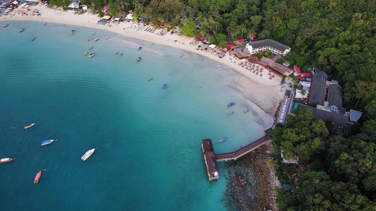 Pantai dan laut biru Pulau Perhentian, Terengganu
